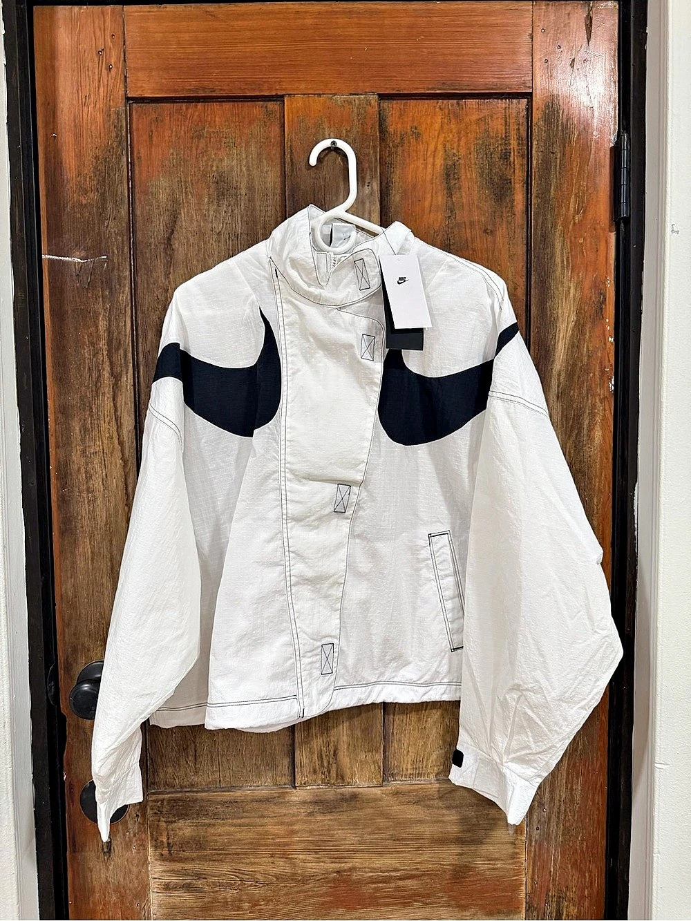 Nike Sportswear Swoosh Repel Woven Oversized Windbreaker Jacket White & Black